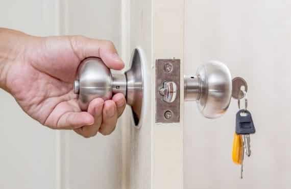 How to fix a door handle that is loose: a step-by-step guide